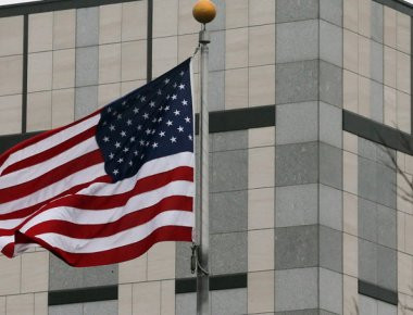 Ουκρανία: Άγνωστος πέταξε εκρηκτικό μηχανισμό στον φράχτη της πρεσβείας των ΗΠΑ στο Κίεβο (upd)